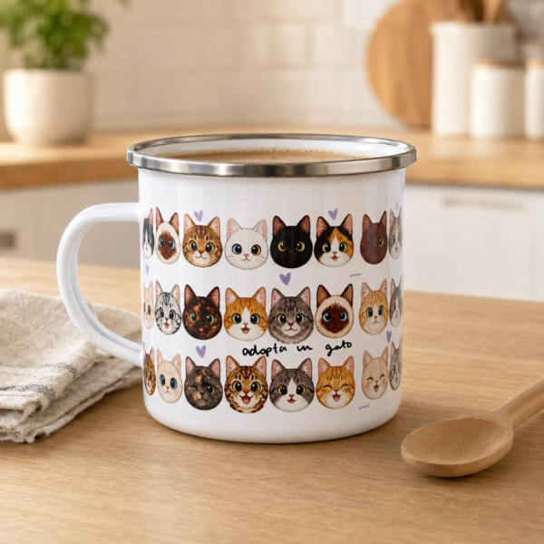 Taza de peltre con diseño de gatitos de Fundación Adoptar Colombia